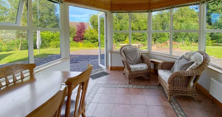 Sunroom and dining area - 8 Kinnegar Cove